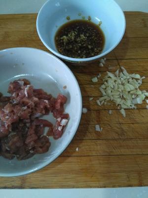 有点重口味的蒜苔炒肉的做法 步骤2