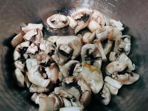 极鲜口蘑豆腐汤（只放盐和胡椒粉调味）的做法 步骤4