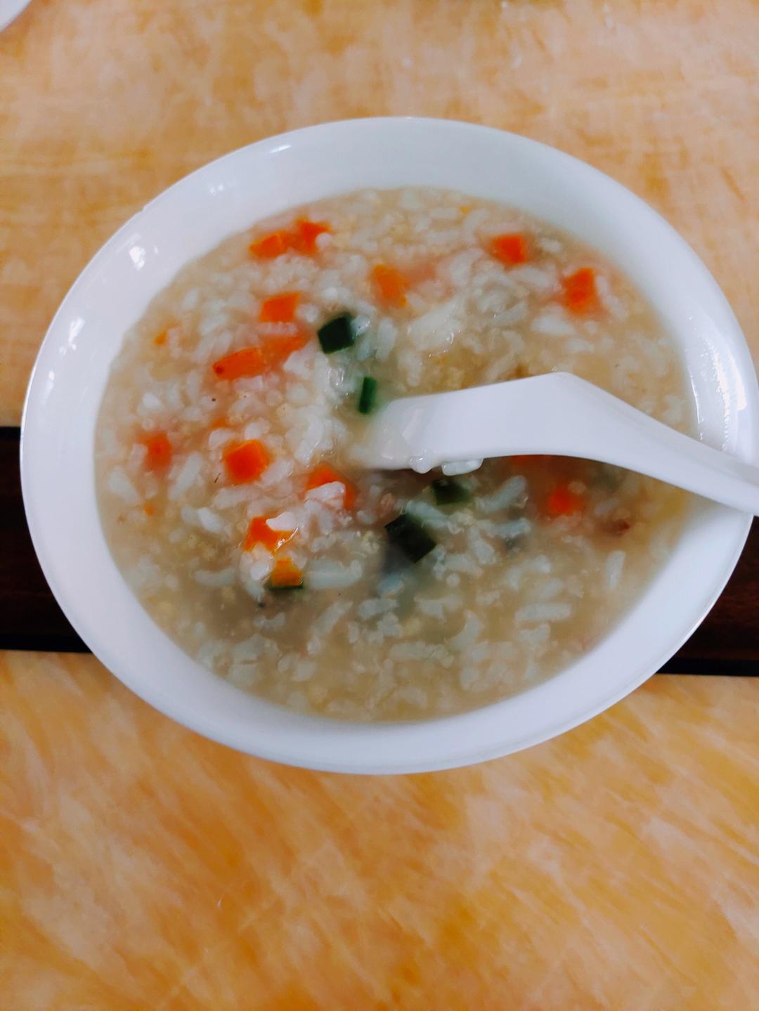 胡萝卜肉片小米粥