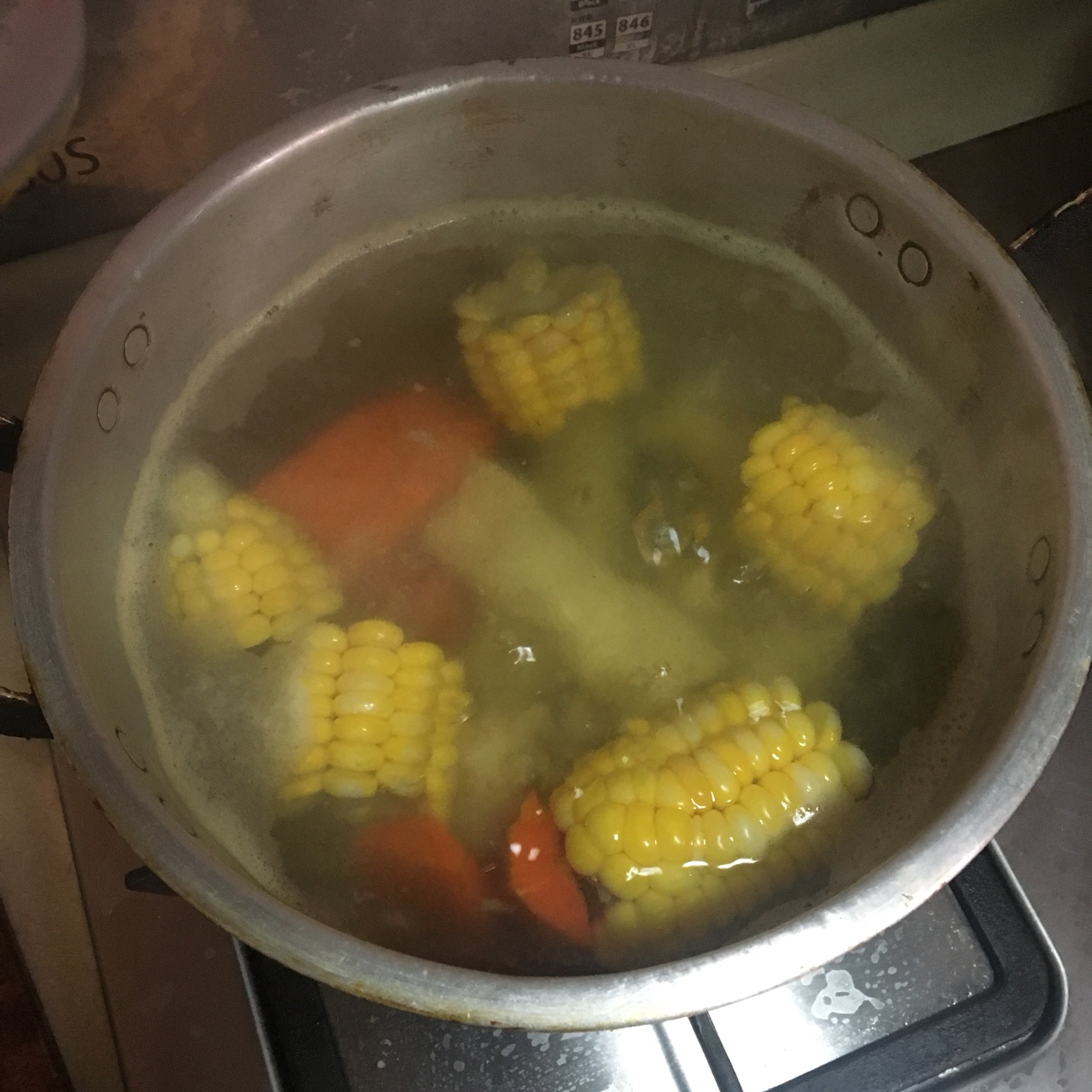 红萝卜玉米马蹄茅根甘蔗汤（很广东）