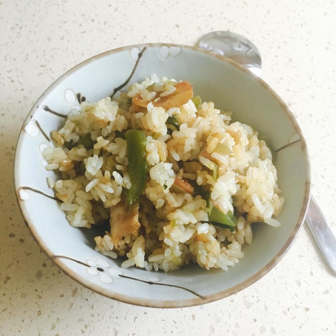 超快手的电饭锅腊肠焖饭