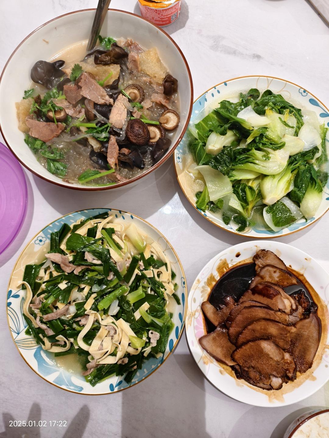 芹菜炒干丝，大蒜炒干丝和各种粉丝汤