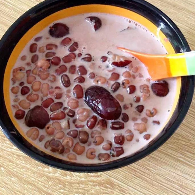 红枣红豆薏仁牛奶粥