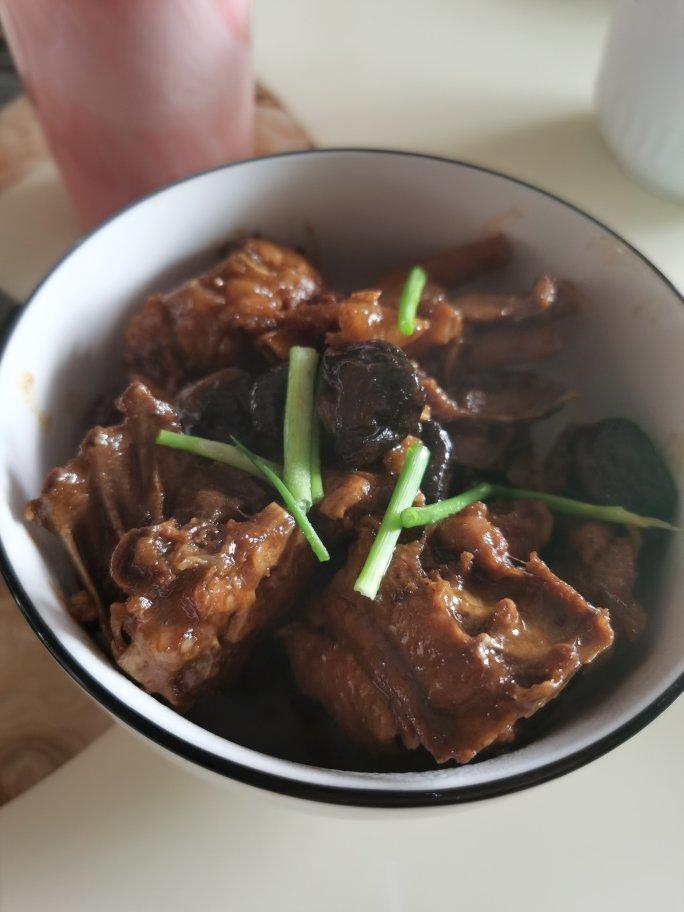 十几年不吃鸡肉的人吃了一盘子的小鸡炖香菇