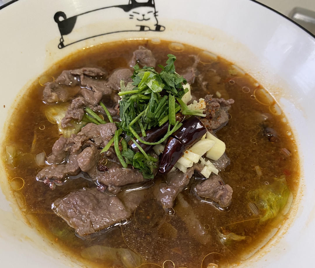 水煮牛肉怎么做更嫩滑？菜场爷叔教我三个妙招，新手也能做的很好吃