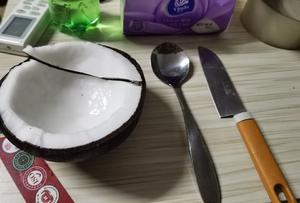 快速开椰子取椰肉的做法 步骤5