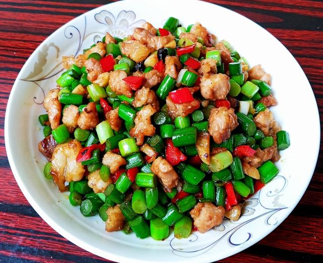 台湾名菜“苍蝇头”~巨下饭又营养的蒜薹炒肉丁的做法