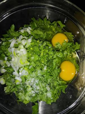 芹菜叶鸡蛋饼的做法 步骤2