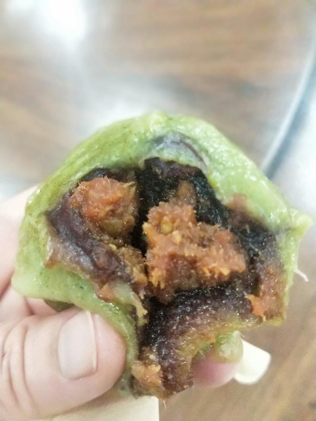 咸蛋黄肉松艾草团 青团