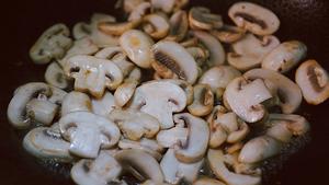 双孢菇炒芦笋的做法 步骤4