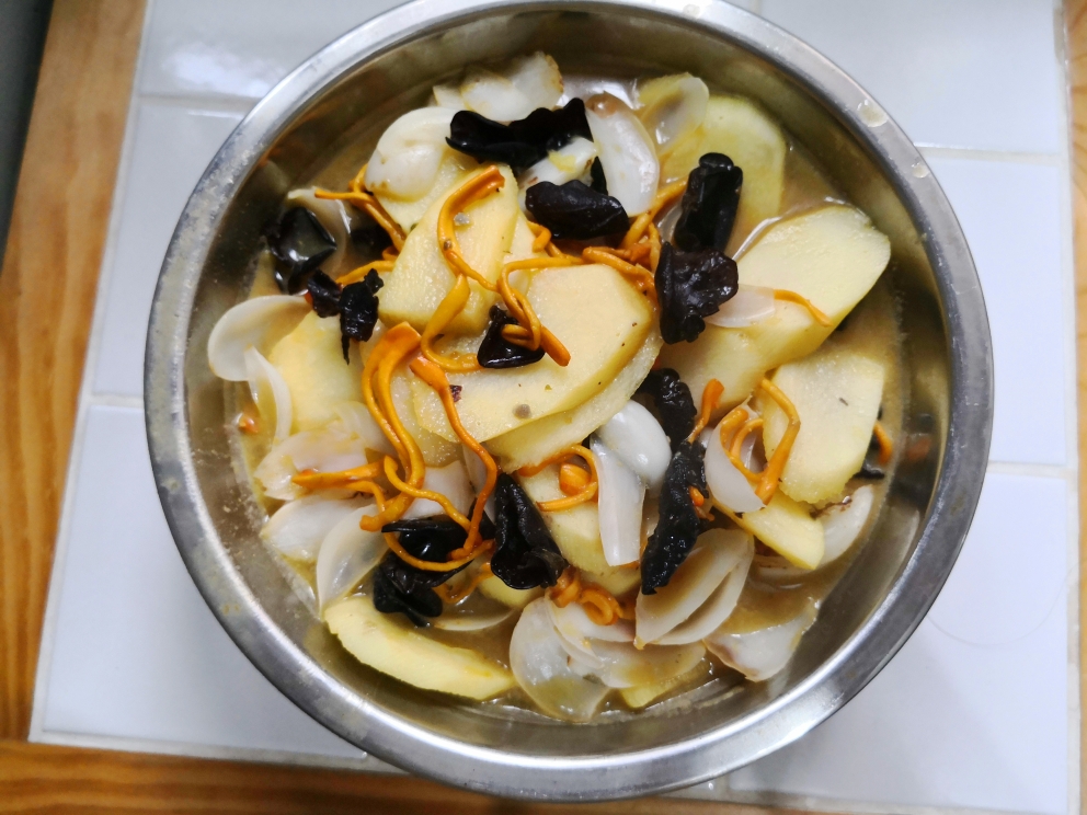 鲜铁棍淮山、鲜百合、鲜虫草花、云耳做的上汤素菜（健脾润肺）的做法