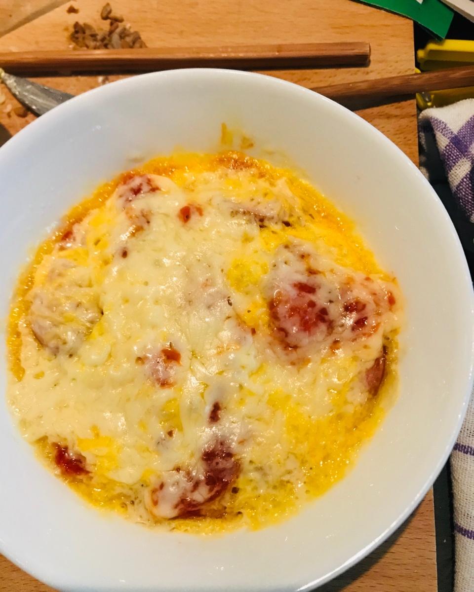 只需摆好材料去微波！惊艳全家的早餐端上桌：香肠奶酪烘蛋