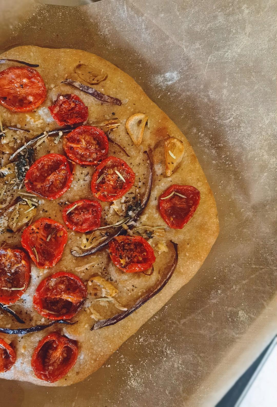 迷迭香番茄青豆佛卡夏Focaccia layered with rosemary tomatoes&peas——北鼎烤箱食谱