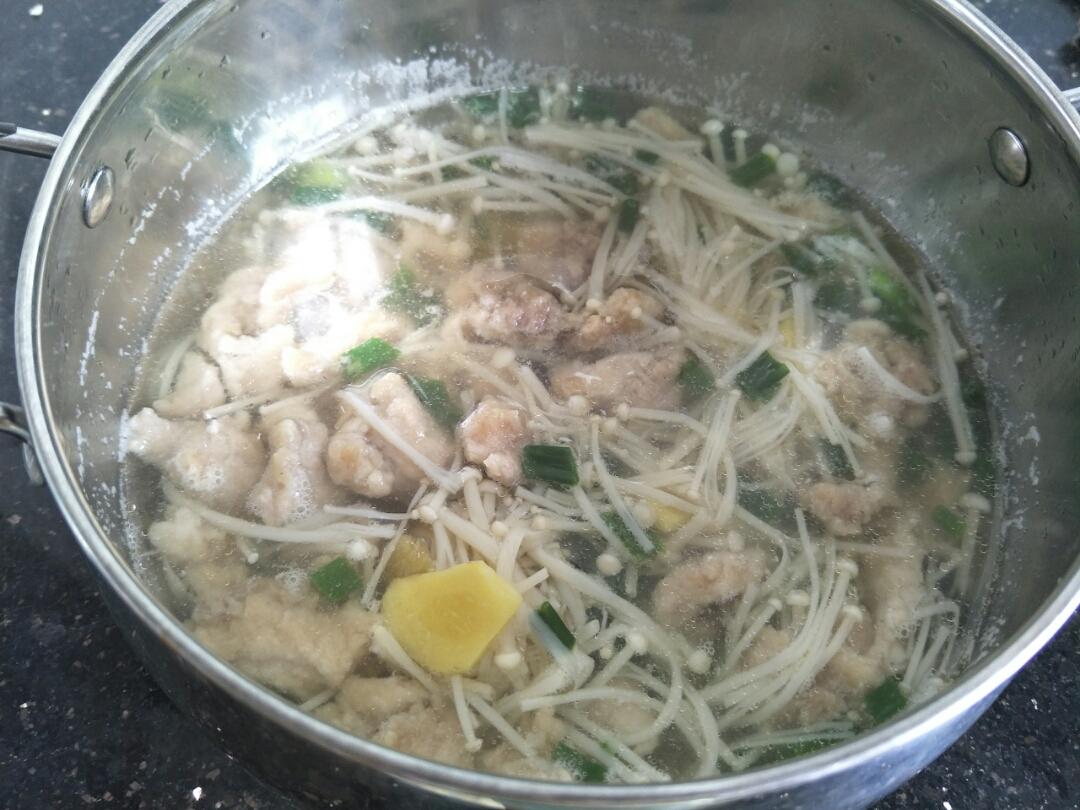 金针菇豆腐肉片汤