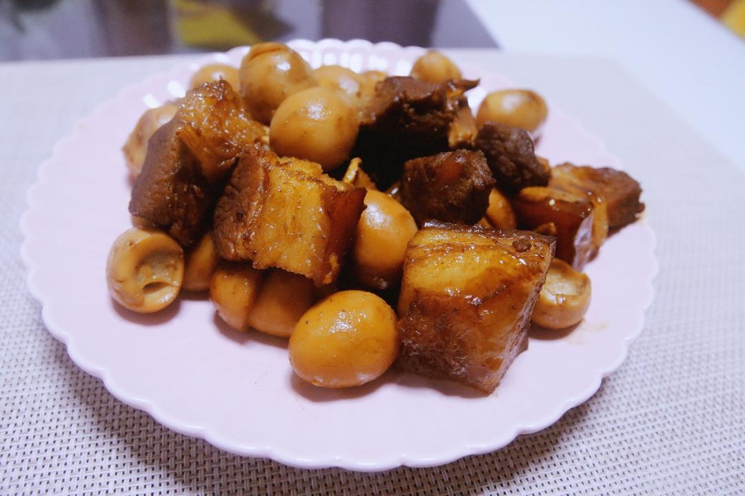 加了鹌鹑蛋后，这盘红烧肉，美味的逆天啦——鹌鹑蛋烧肉（孔瑶食谱）