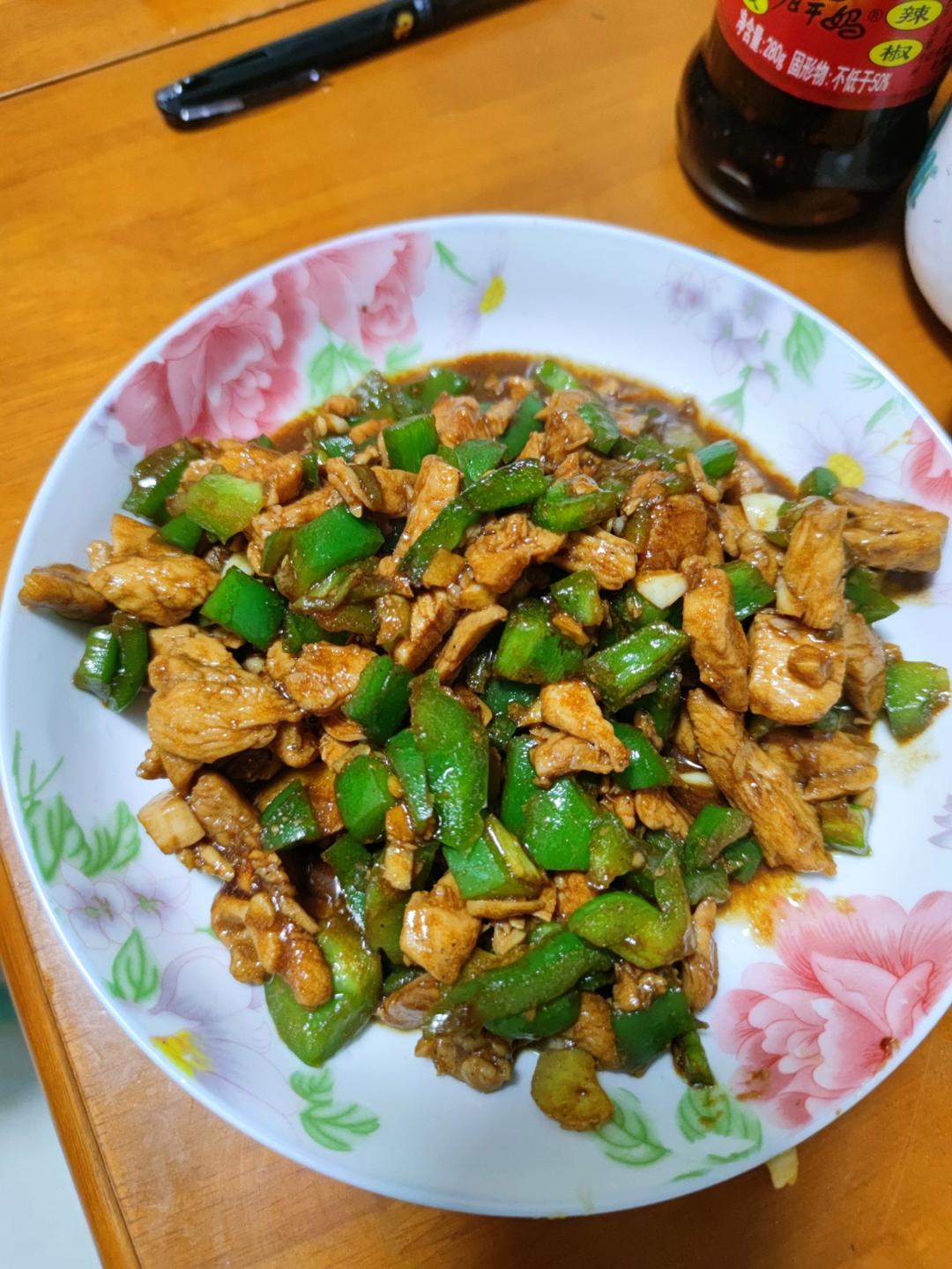 巨好吃的青椒炒鸡胸肉丝，超下饭