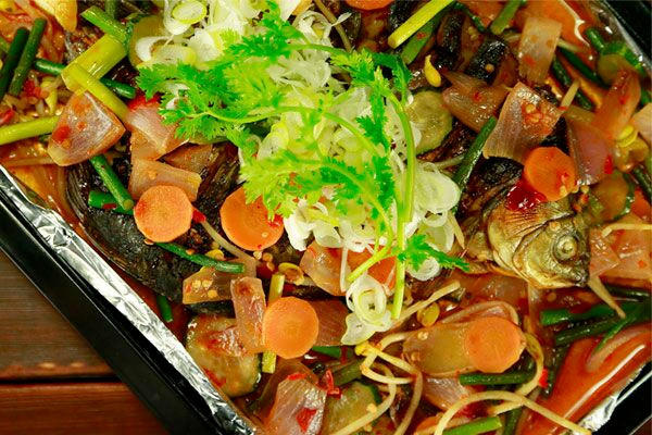 【微体兔菜谱】酱香烤鱼丨满满蔬菜和鱼肉 整盘端上桌！的做法