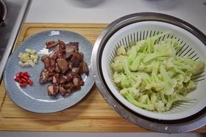 花菜炒腊肉的做法 步骤1