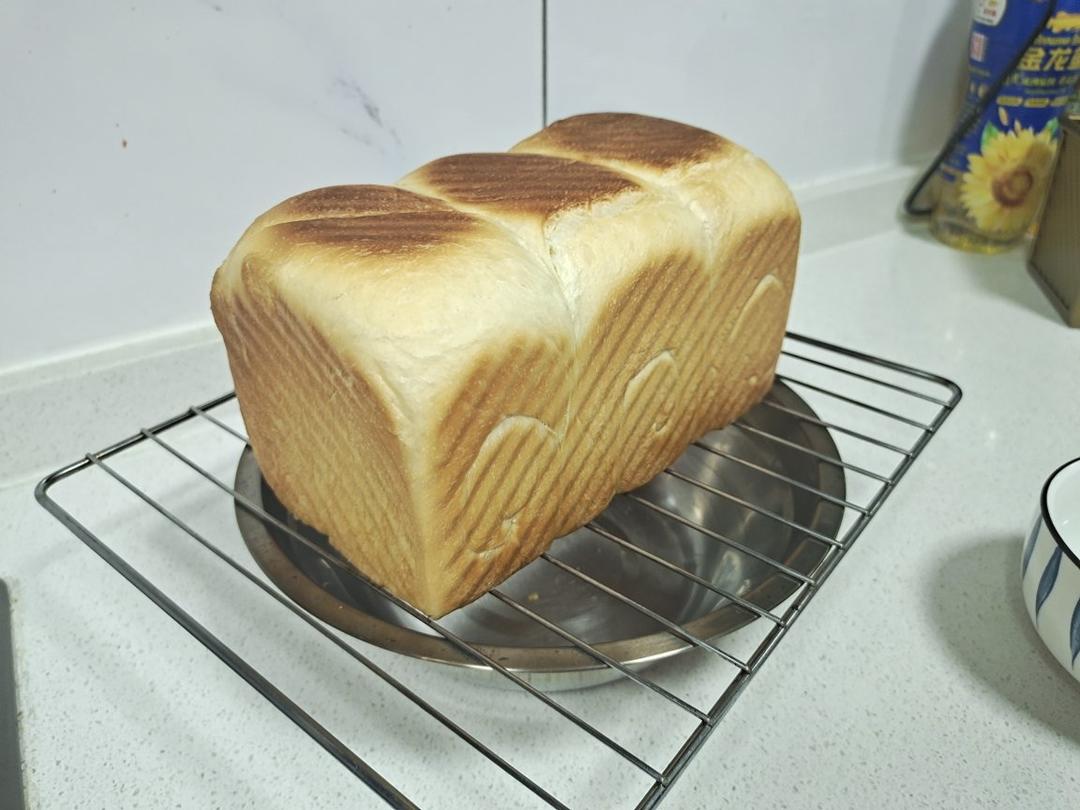 做一次就成功的牛奶吐司面包（手和面揉出手套膜）最后附全麦吐司
