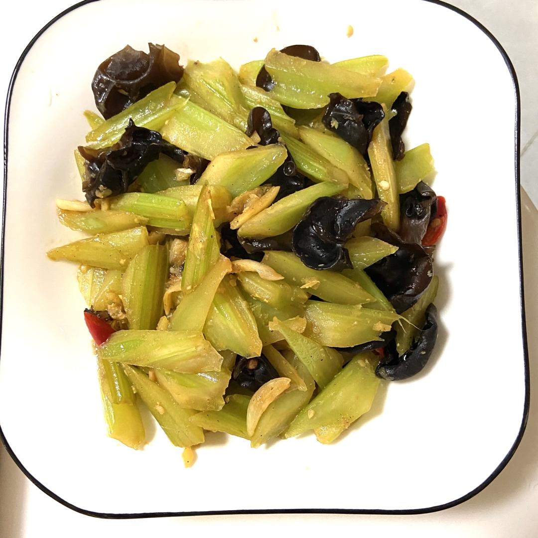清炒不腻的素炒西芹