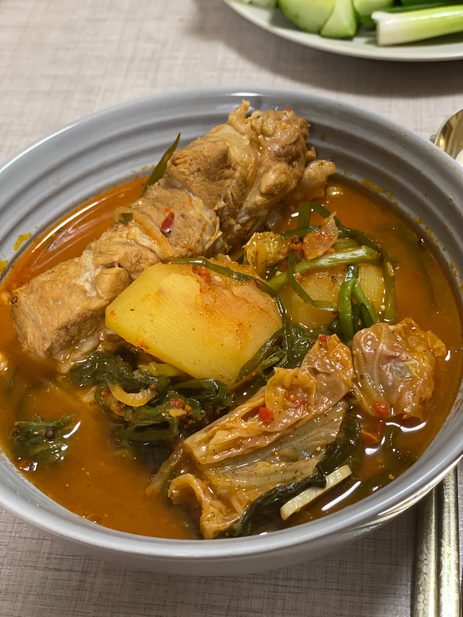 家常韩式脊骨土豆汤的做法