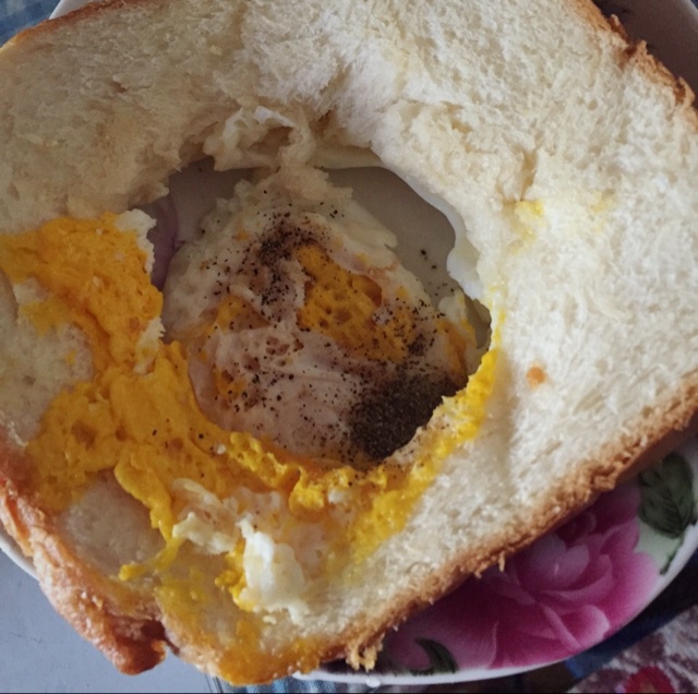 土司煎蛋 Egg-in-a-hole
