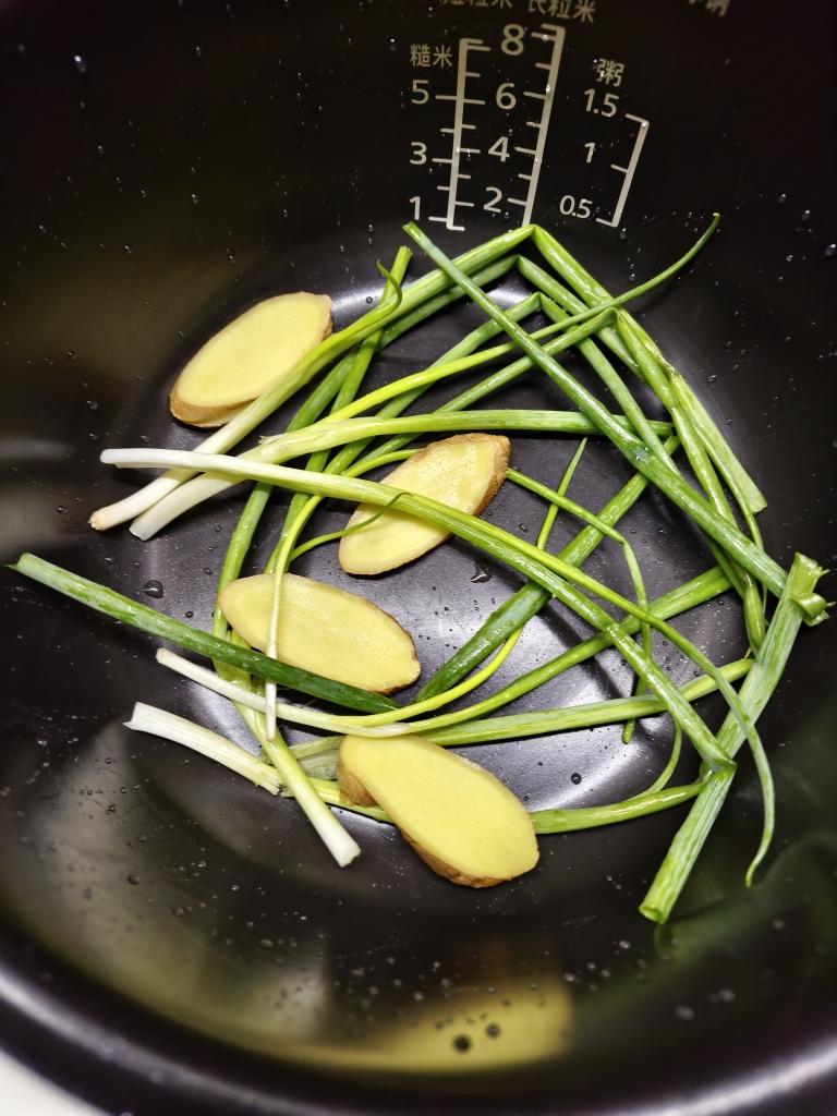 电饭锅盐焗鸡的做法 步骤11