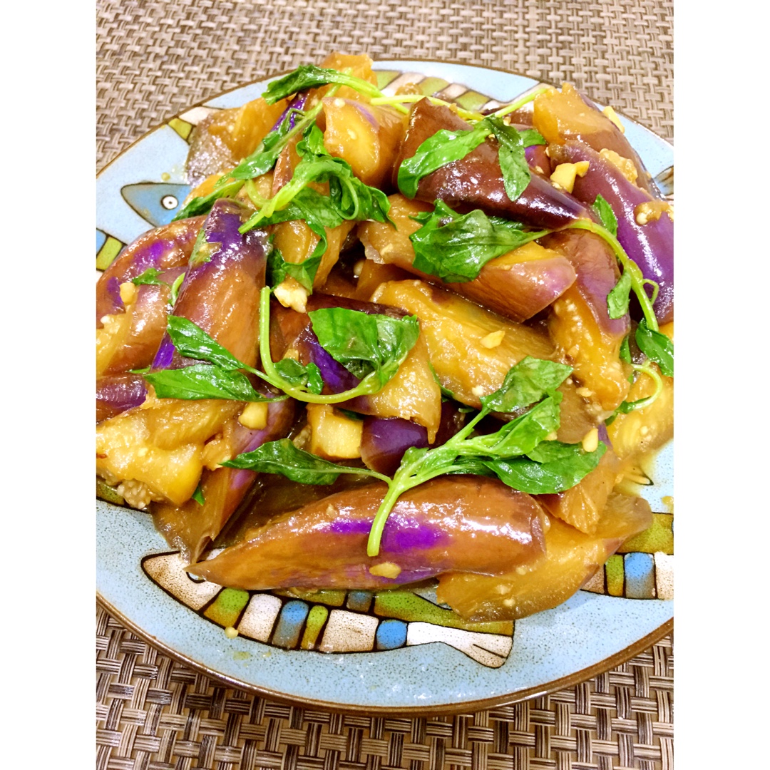 我滴嘟嘟与扑仔做的塔香茄子(健康少油)