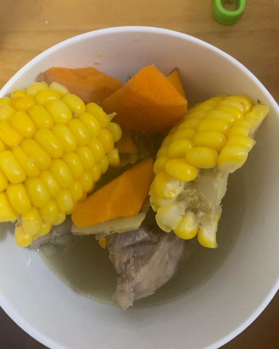 玉米红萝卜龙骨汤