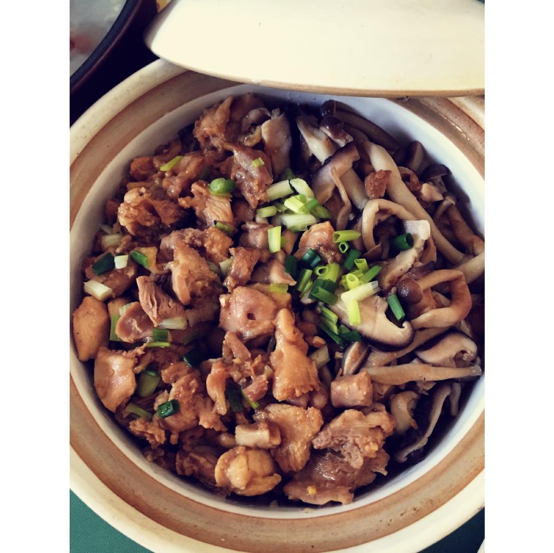 菌菇滑鸡煲仔饭+米布丁