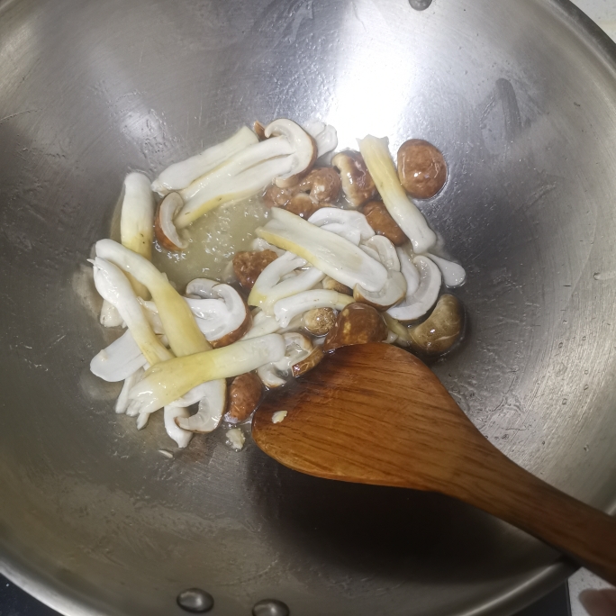 清淡美味的素炒松茸的做法 步骤4