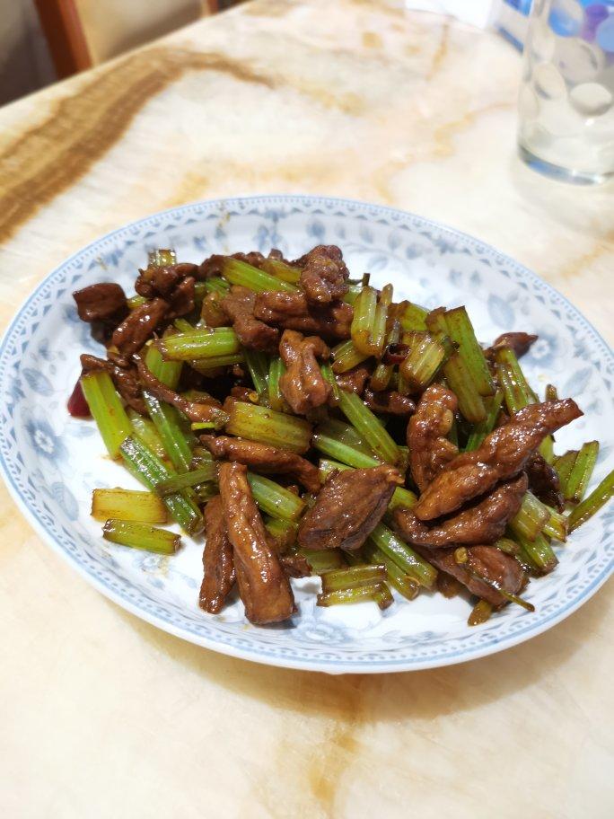 有点费米饭的芹菜炒肉