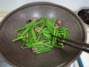 超简单下饭湘味菜-烟熏腊肉炒蒜苔的做法 步骤4