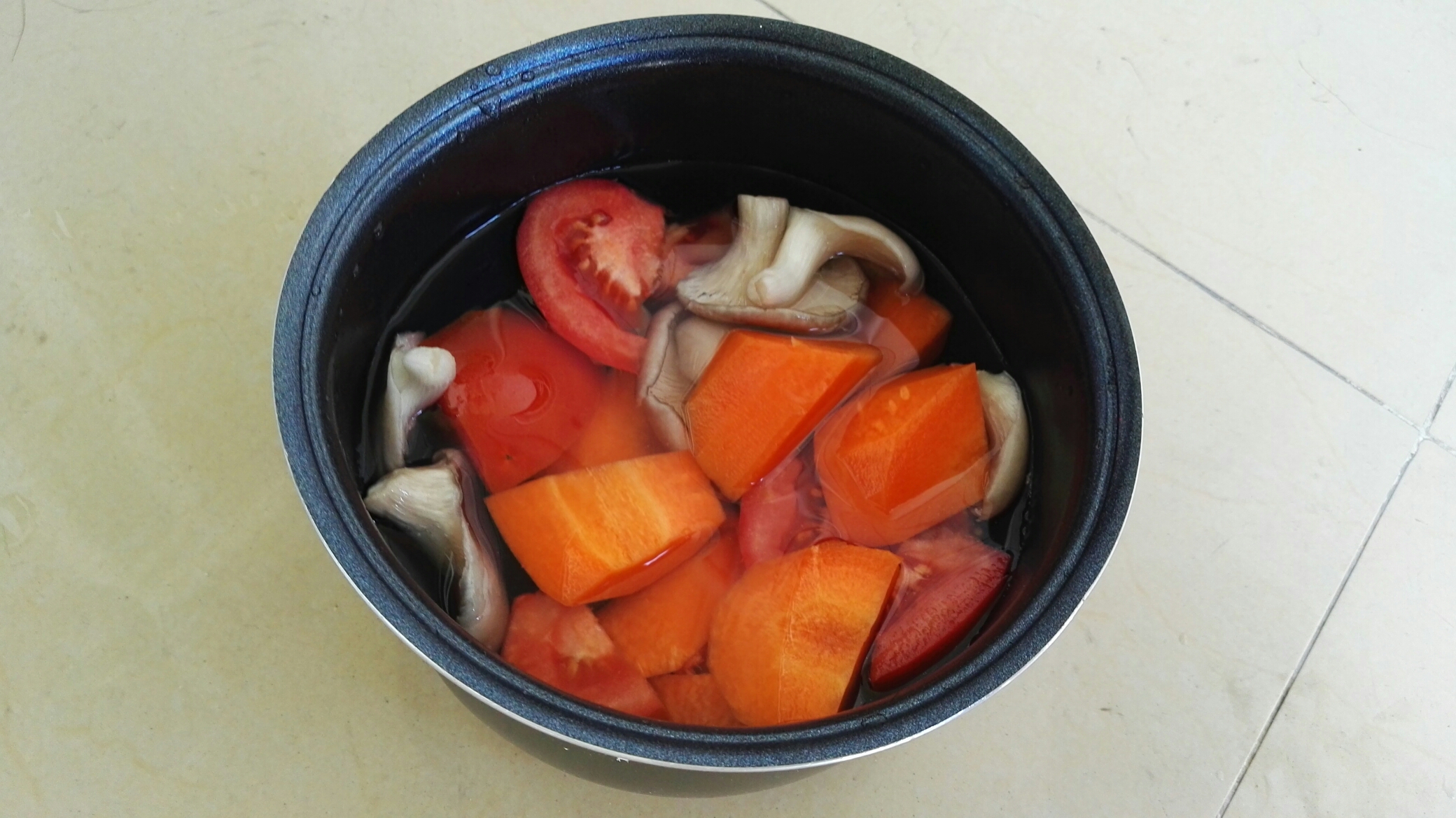 懒人西红柿鲜菇汤的做法 步骤2