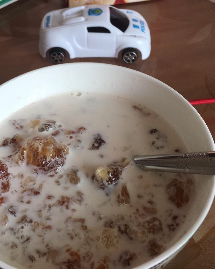 牛奶炖桃胶