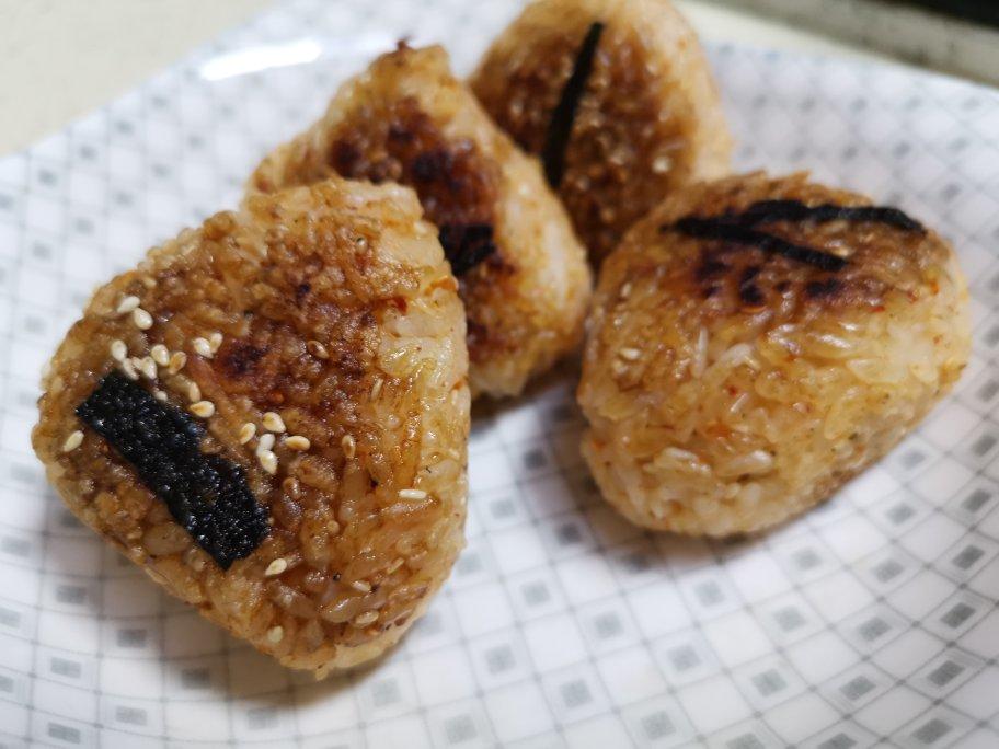 剩米饭的神仙吃法，肉松酱油烤饭团，平底锅就能做哦～