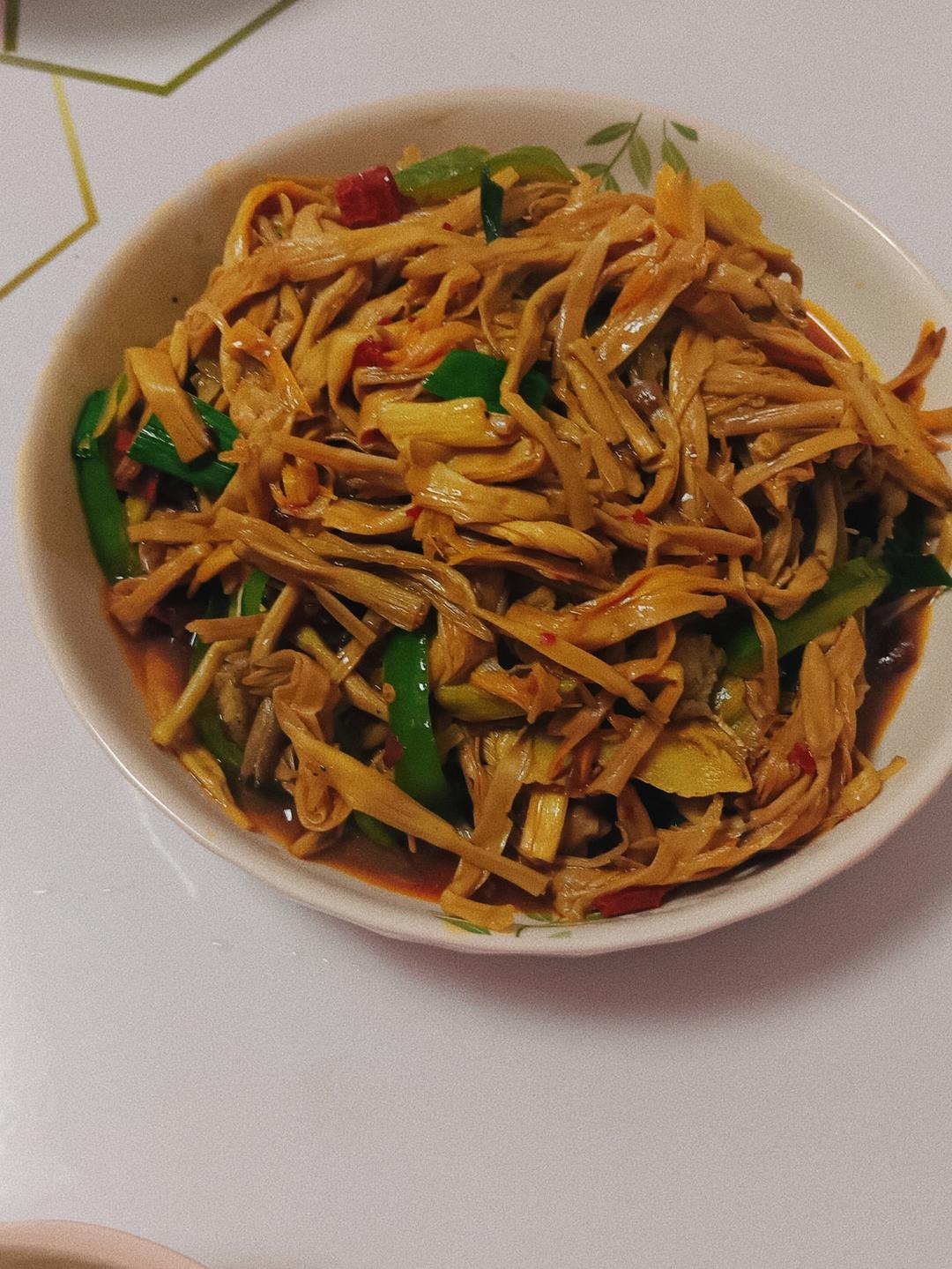 香辣脆嫩的炒黄花菜