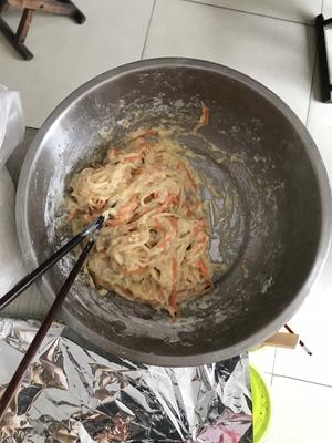 胡萝卜丝土豆饼的做法 步骤1