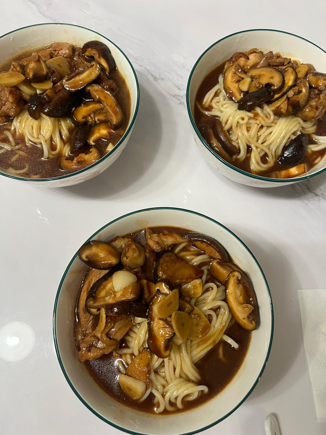 香菇鸡腿面的做法