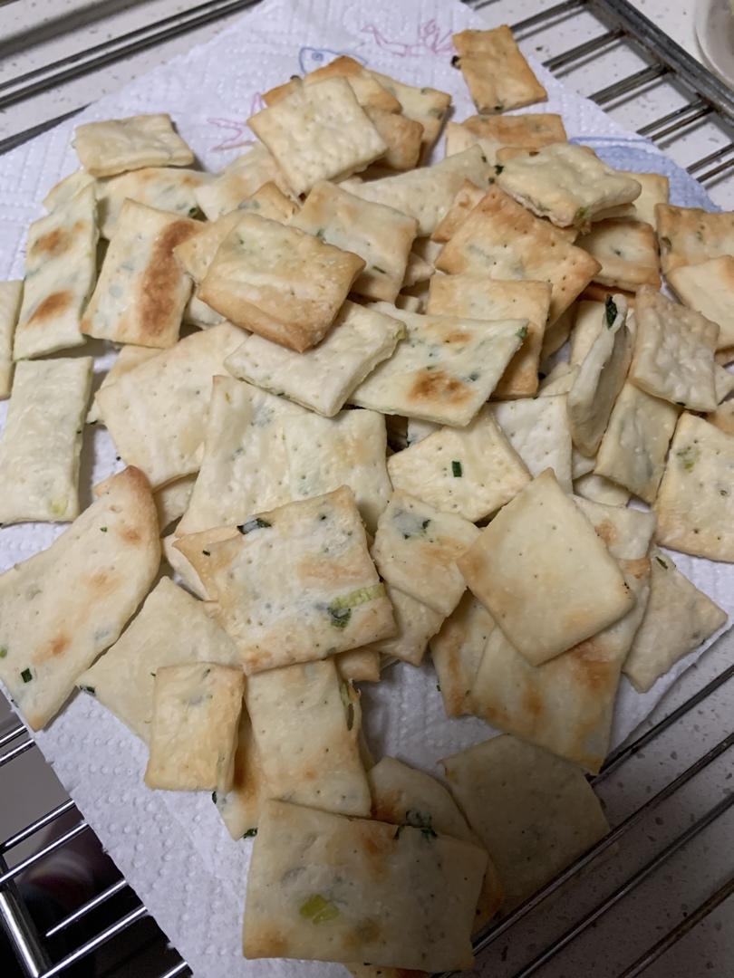 君之---纯天然打造的无比酥松---葱油香酥饼干（葱香苏打饼干）
