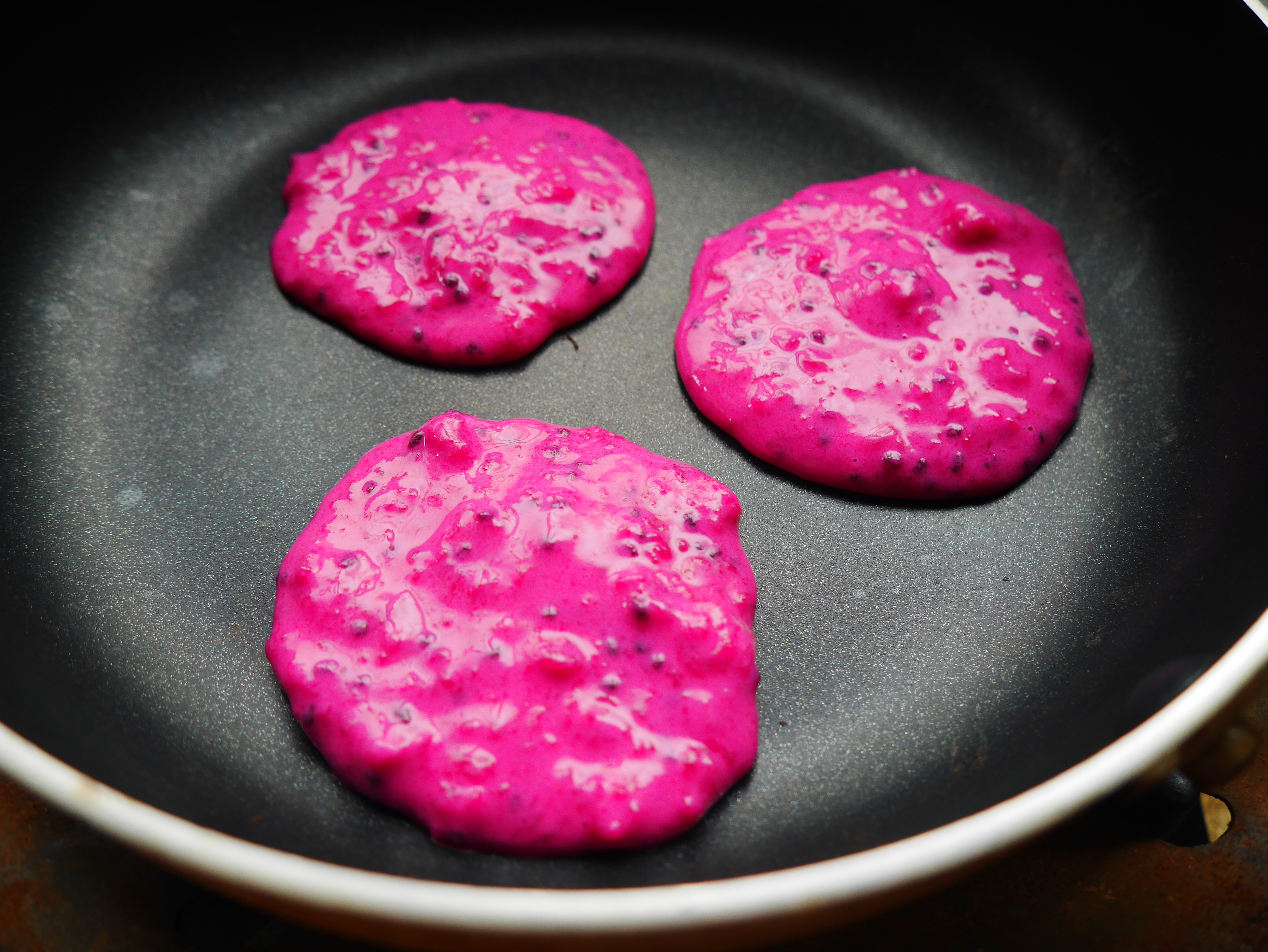 粉色红龙果酸奶软饼{宝宝营养早餐}的做法