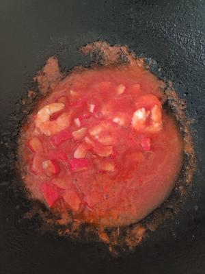 🍅番茄海鲜🍥炒乌冬面🍝的做法 步骤4