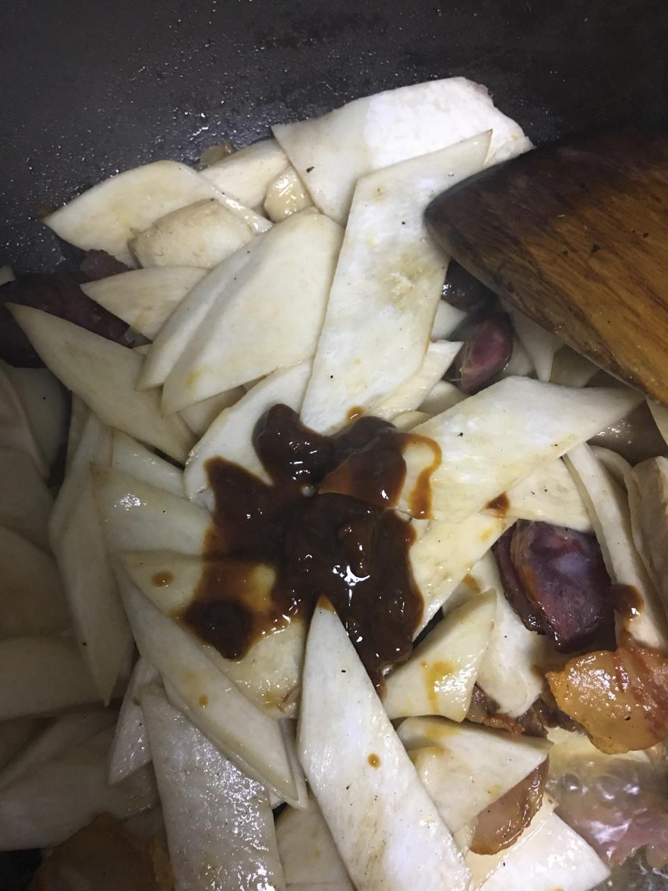 杏鲍菇炒腊肠的做法 步骤6