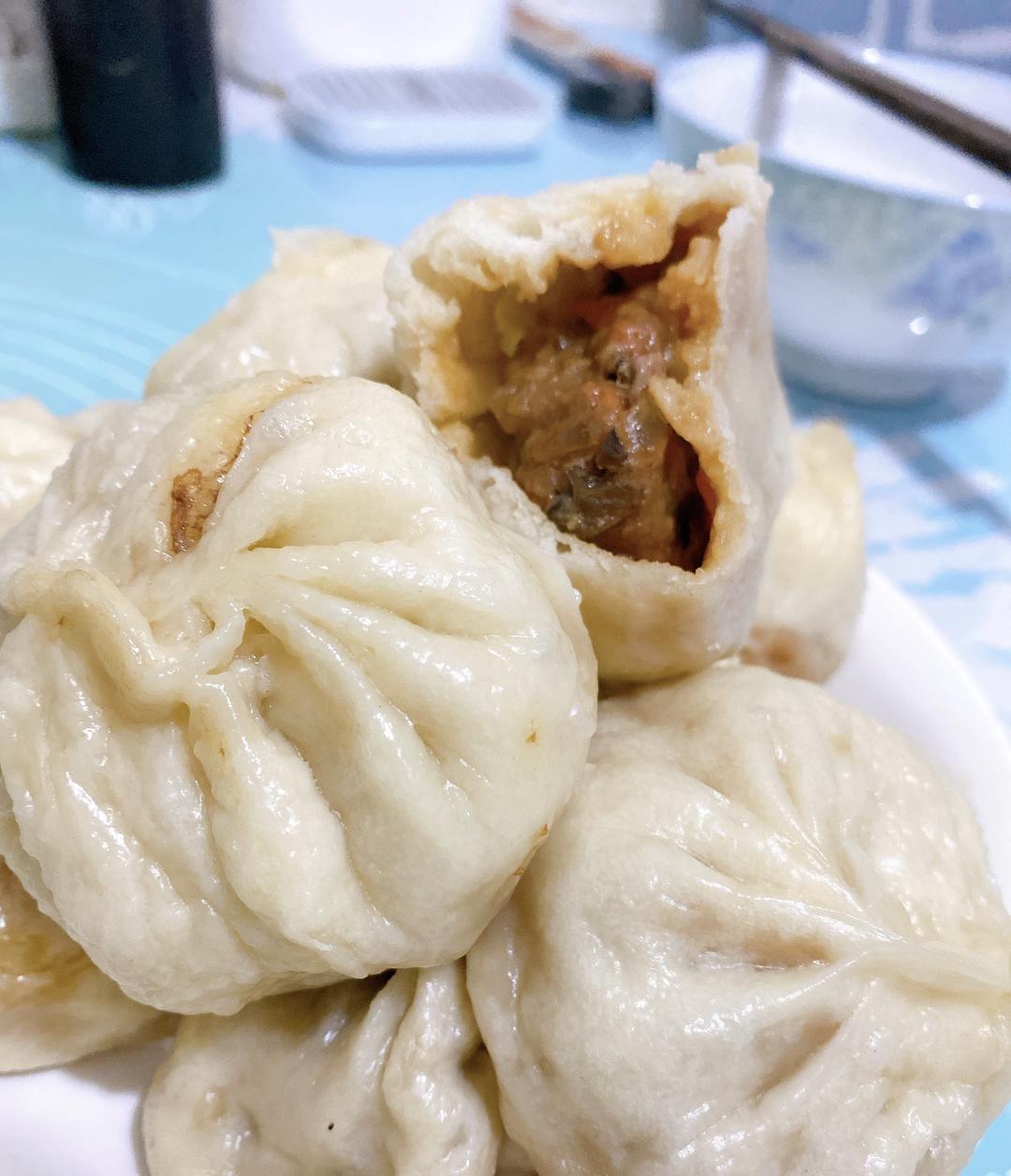 胡萝卜，洋葱，木耳酱香味牛肉包子-果果美厨的做法