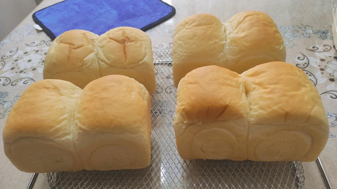 70%中种超级绵软吐司附加黑芝麻馅和椰蓉奶酥馅料