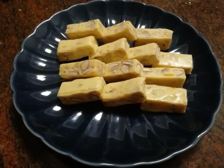 网红咸蛋黄牛扎糖