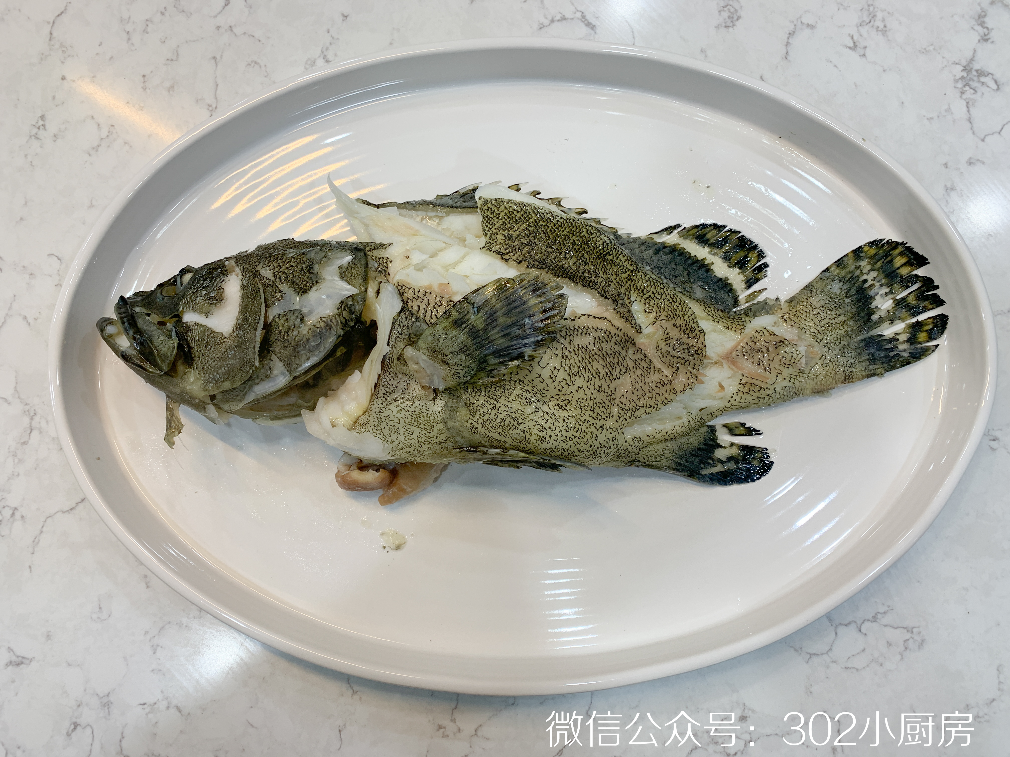 【0444】清蒸石斑鱼（含蒸鱼豉油做法） <302小厨房>的做法 步骤15