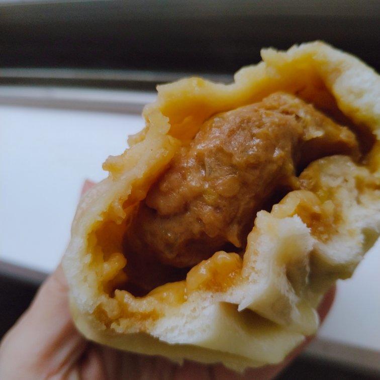 松软多汁的肉包子