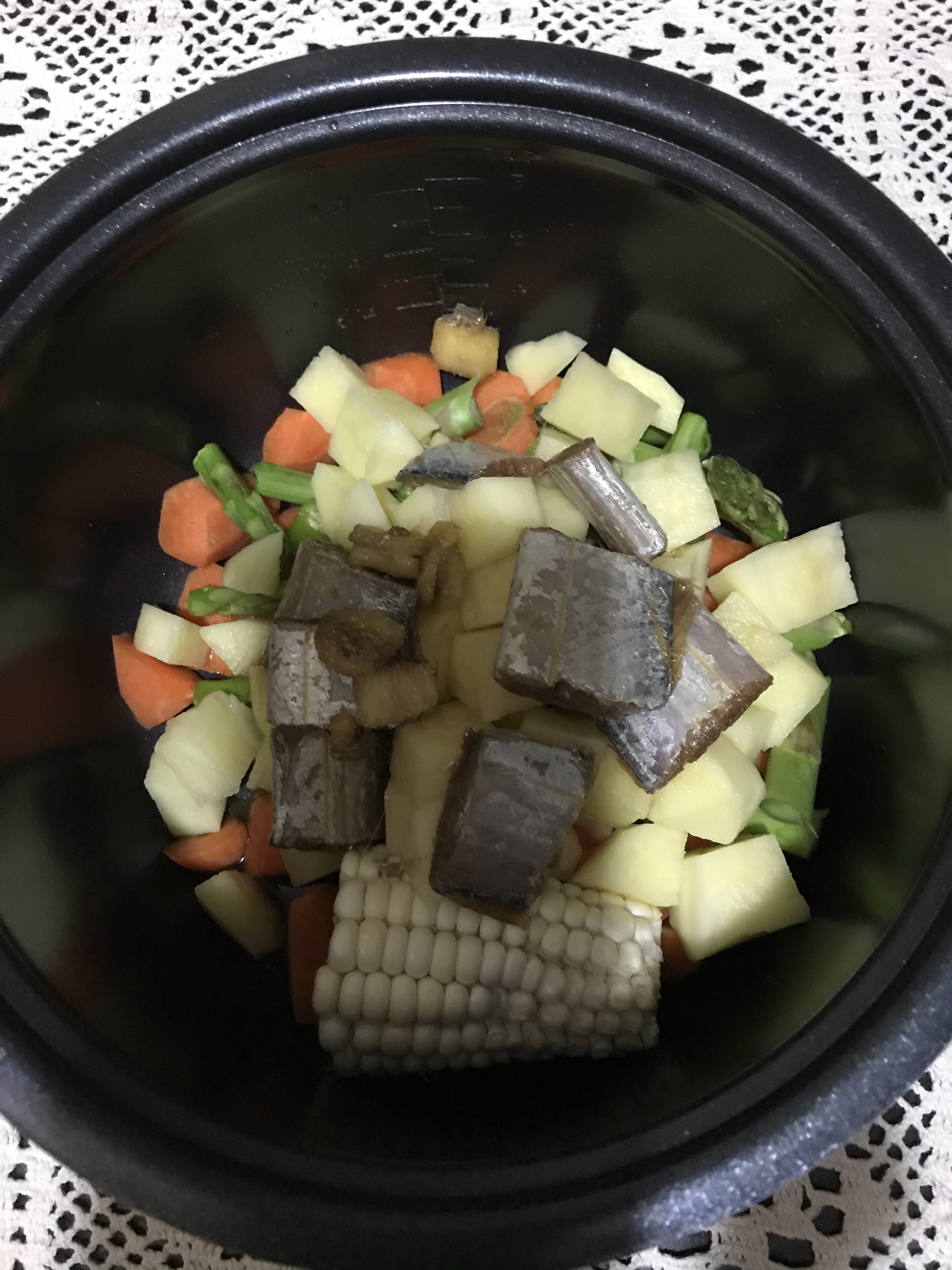 『睡醒就喝汤』带鱼玉米胡萝卜土豆芦笋汤的做法 步骤2