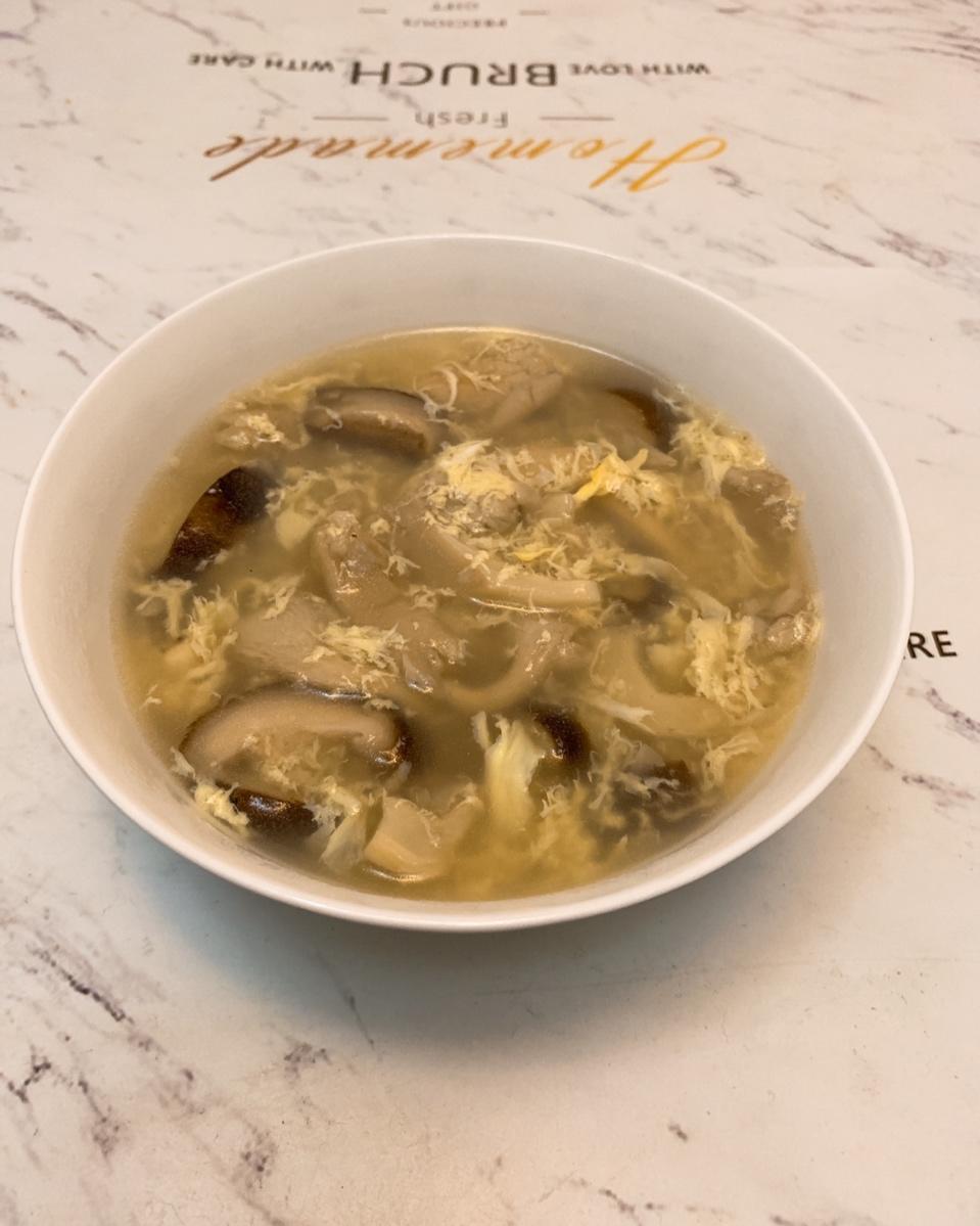 鲜掉眉毛的菌菇汤